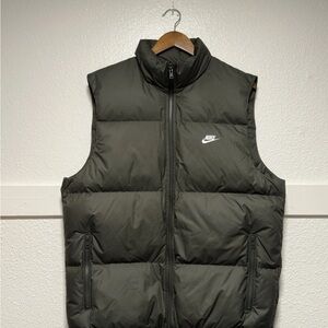 Men’s Nike Sportswear Club Therma-FIT Green Puffer Vest Sz M IB2977-355